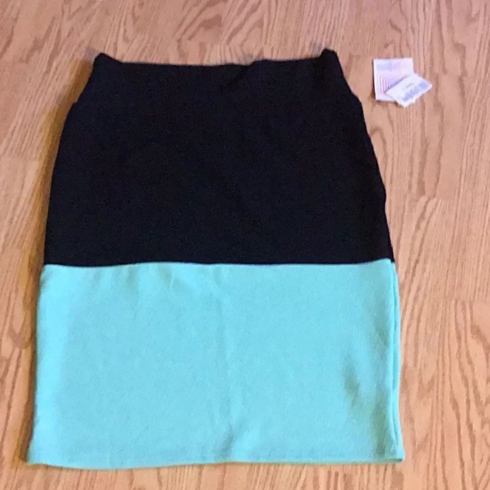 NWT LULAROE CASSIE skirt in large in 2 tone colors black & mint green